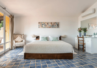 Business Women With Essence Retreat Villa (15)