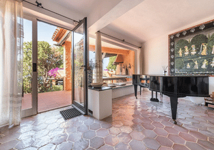 Business Women With Essence Retreat Villa (2)