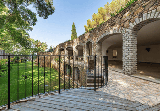 Business Women With Essence Retreat Villa (3)