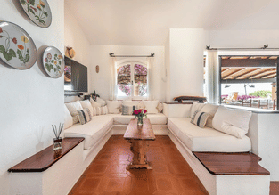 Business Women With Essence Retreat Villa (4)